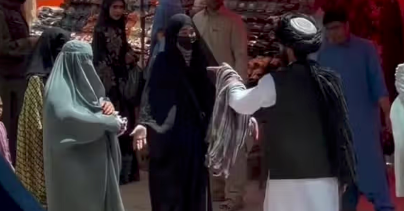 طالبانو په پنځو کلونو کې لږ تر لږه ۳۰۰۰ کسان «په خپل‌سري ډول» نیولي دي