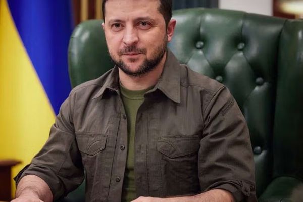 زيلينسكي يسعى إلى الجلوس على طاولة المفاوضات مع ترامب وبوتين