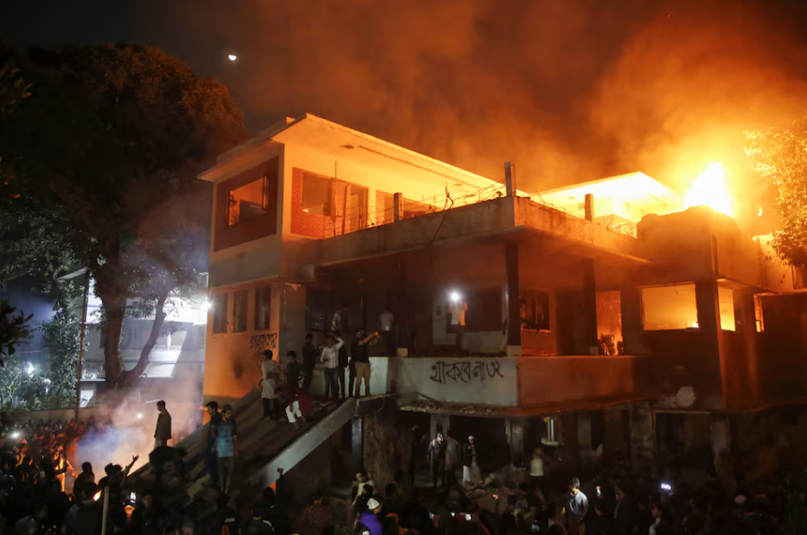 معترضان خشمگین خانه پدر شیخ حسینه، نخست‌وزیر پیشین بنگلادش را به آتش کشیدند