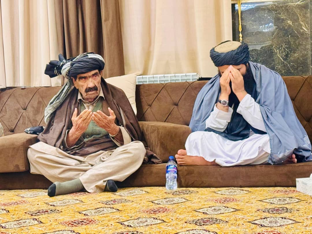 دوه پخواني رقیبان د فاتحې پر ټغر یوځای سره کښېناستل