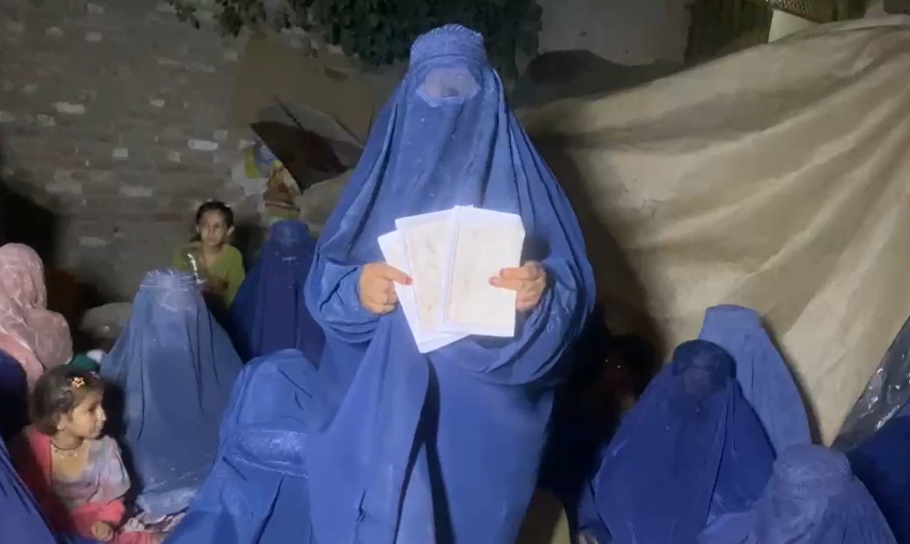 زن معترض به کوچ اجباری می‌خواست به زندگی خود و فرزندانش پایان دهد