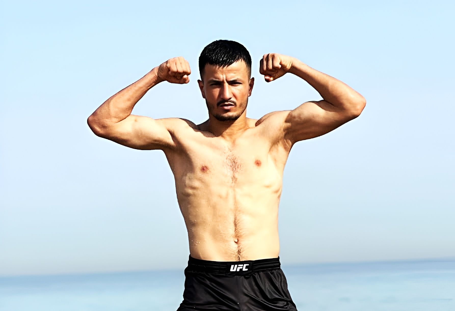 جمال عزیزی، ورزشکار افغان برای کسب کمربند قهرمانی «اف‌اف‌سی» در عمان مبارزه می‌کند