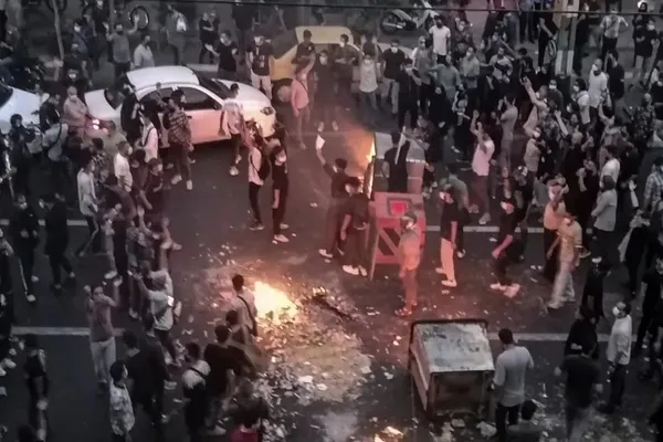 د ایران لاریونونه؛ د ډانګ او پړانګ تر منځ را ګېر انقلابي نظام