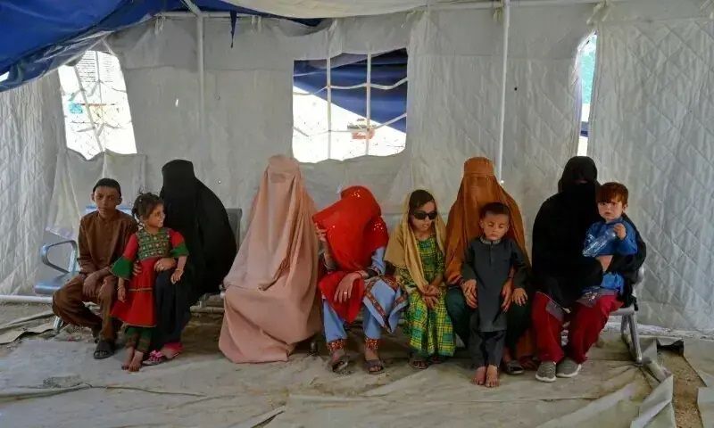 د افغانانو نیونه؛ د ویزه لرونکو په ګډون ګڼ افغانان د کډوالو د ساتنې مرکز ته انتقال شوي