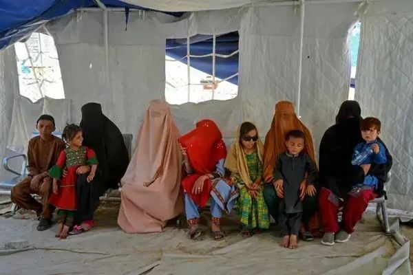 د افغانانو نیونه؛ د ویزه لرونکو په ګډون ګڼ افغانان د کډوالو د ساتنې مرکز ته انتقال شوي