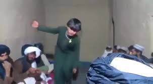 ډیلي مېل ورځپاڼه: په طالبانو کې د «بچه بازۍ» یا ښایسته هلکانو د ساتلو پدیده ډېره شوې ده 