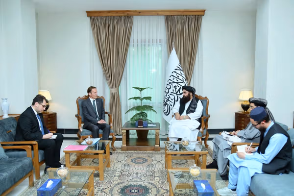 نماینده بریتانیا با وزیر خارجه طالبان درباره تنشها با پاکستان گفتوگو کرد