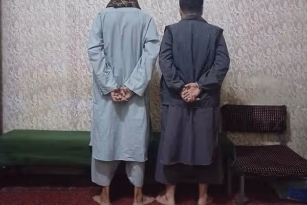 طالبانو د یوې مېرمنې په ګډون درې کسان بهر ته د تګ لپاره د جعلي اسنادو جوړولو په تور نیولي