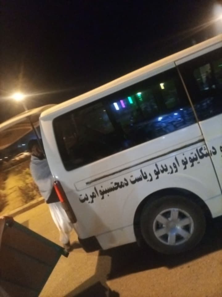 په کندهار کې د امربالمعروف محتسبين چې په تفریح ځایونو کې د ځوانانو د لوبو د توکو ټولولو پر مهال 