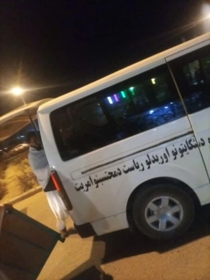 په کندهار کې د امربالمعروف محتسبين چې په تفریح ځایونو کې د ځوانانو د لوبو د توکو ټولولو پر مهال