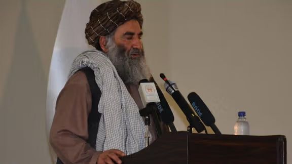 ملا شیرین چارواکو ته: ځوانان پرې نه ږدئ چې د پردیو خلکو د افکارو ښکار شي