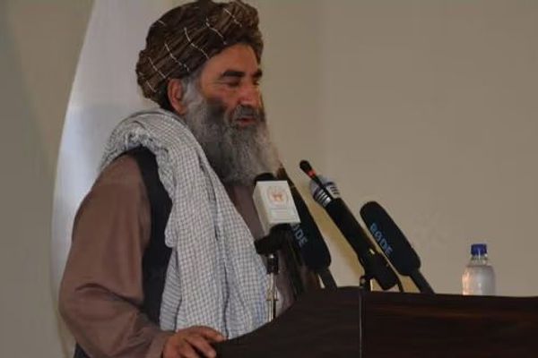 ملا شیرین چارواکو ته: ځوانان پرې نه ږدئ چې د پردیو خلکو د افکارو ښکار شي