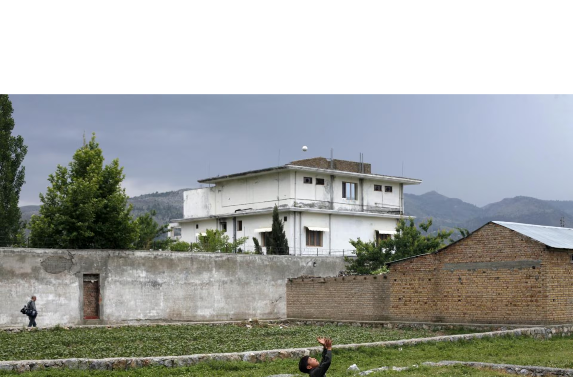 گفته می‌شود که بسیاری از مردم محل نمی‌دانستند این خانه، محل اقامت بن‌لادن بوده است