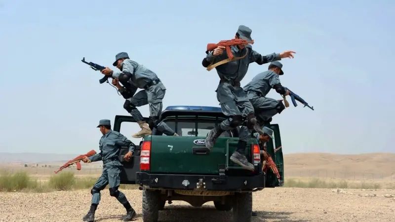 پخواني پولیس: د طالبانو له لوري موږ ته د پاتې معاشونو راکول، زموږ لپاره اېښودل شوې لومه ده