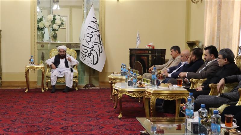 په روسیه کې د طالبانو سفیر له افغان سوداګرو سره د هغوی د ستونزو په اړه خبرې وکړې