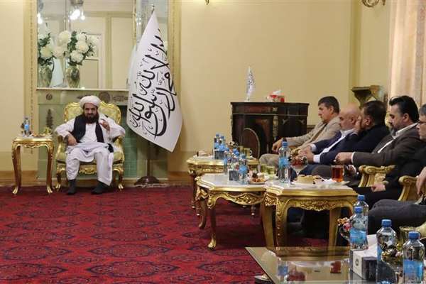 په روسیه کې د طالبانو سفیر له افغان سوداګرو سره د هغوی د ستونزو په اړه خبرې وکړې