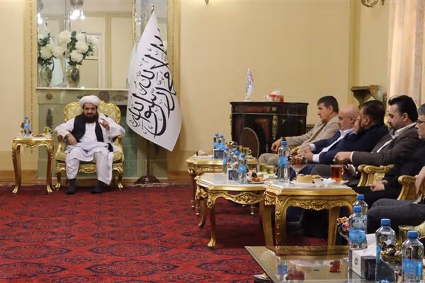 په روسیه کې د طالبانو سفیر له افغان سوداګرو سره د هغوی د ستونزو په اړه خبرې وکړې