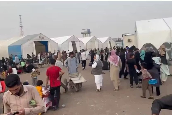 إيران ترحّل أكثر آلاف اللاجئين الأفغان في يوم واحد
