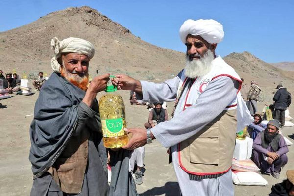 طالبان وايي په فاریاب او پکتیکا کې پر نږدې ۳۵۰۰ کورنیو مرستې ووېشل شوې