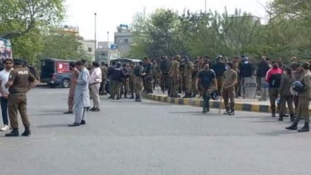 د پاکستان پولیسو په کراچۍ کې د تحریک انصاف ګوند ۲۵ غړي نیولي دي