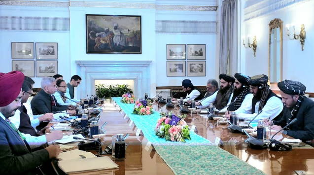 منع النساء وغياب الأعلام يثيران الجدل حول زيارة وزير خارجية طالبان إلى الهند