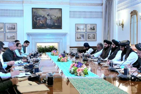 منع النساء وغياب الأعلام يثيران الجدل حول زيارة وزير خارجية طالبان إلى الهند