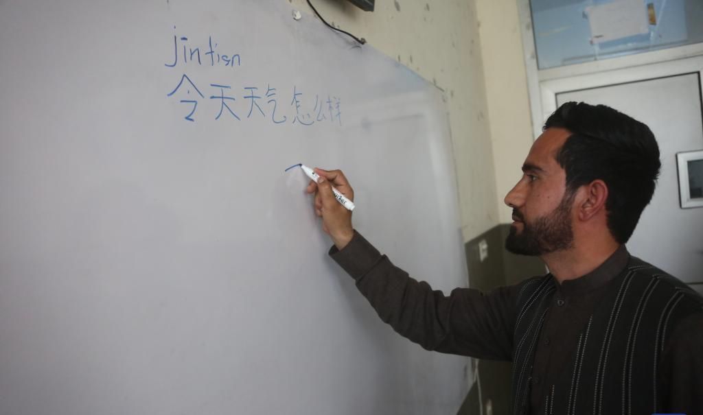 په ننګرهار کې ۵۰ تنه ځوانان د چینايي ژبې په زده کړه بوخت دي