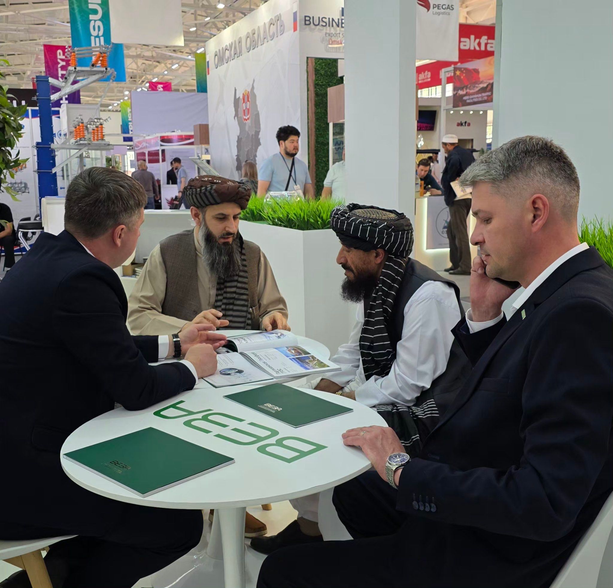 په قرغیزستان کې د طالبانو سفیر ددغه هېواد د ودانیز صنعت په نندارتون کې ګډون کړی