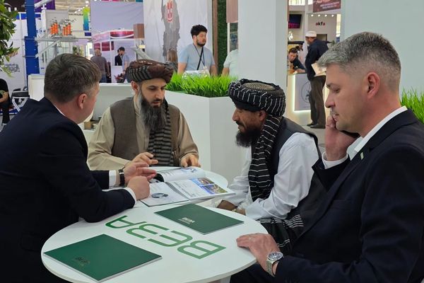 په قرغیزستان کې د طالبانو سفیر ددغه هېواد د ودانیز صنعت په نندارتون کې ګډون کړی