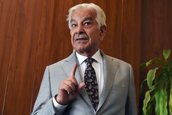 طالبانو ته د خواجه اصف خبرداری: د وینې حساب به په وینه اخیستل کېږي