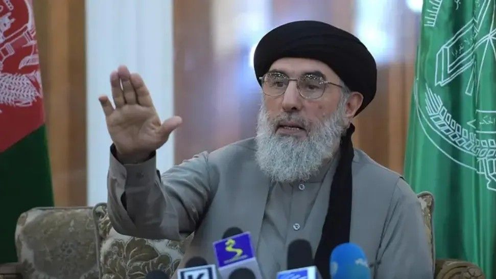 منابع می‌گویند حکمتیار به‌دلیل نگرانی‌های امنیتی به خانه‌ای در شیرپور نقل مکان کرد