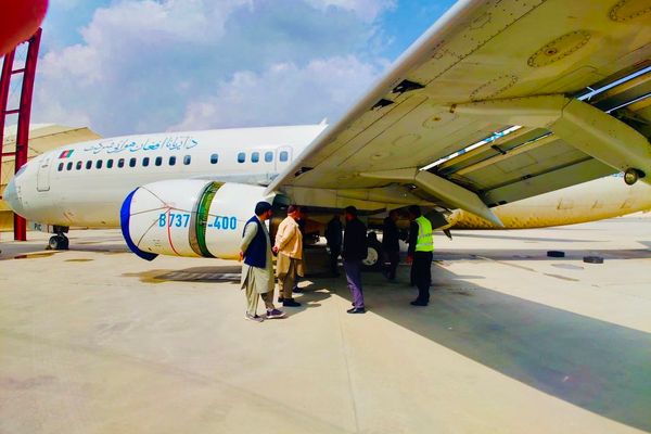 د بیمې د یوه ایراني شرکت پلاوی د اریانا افغان زیانمنې شوې الوتکې څیړلو لپاره کابل ته تللی