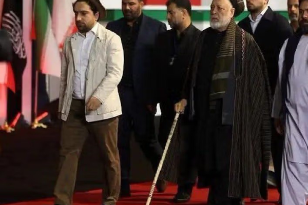 إيران تدافع عن دعوة معارضي طالبان لجنازة خامنئي