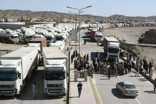 إغلاق المعابر الحدودية يشلّ حركة التجارة والعبور بين أفغانستان وباكستان