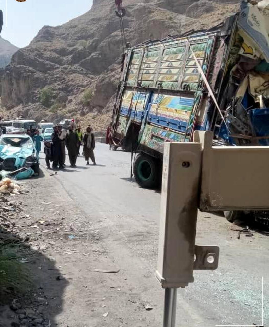 په خوست او لغمان ولایتونو کې د ټرافیکو پېښو له امله شپږ تنه مړه او ۷ نور ټپیان شوي دي