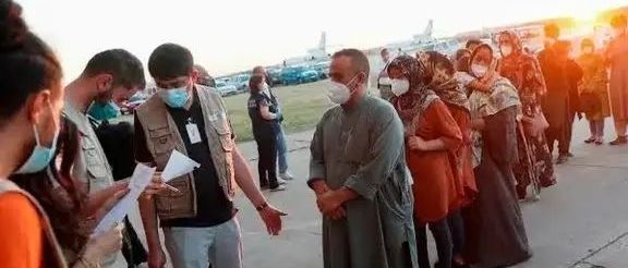 یو امریکایی د کډوالۍ ځانګړې ویزو پروګرام کې له افغانانو څخه د پیسو اخېستو په تور ونیول شو