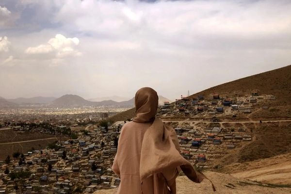 د طالبانو تر بندیزونو لاندې؛ افغان مېرمنو د «کابل پټ مطالعاتي کلب» په نوم یو فلم جوړ کړی