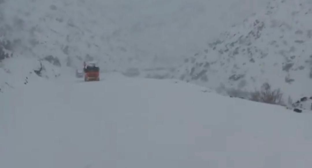 په سالنګ کې د یوه هوټل او څو هټیو د چت پرېوتو پېښه کې دوه کسه مړه او ۱۲ نور ټپيان شوي