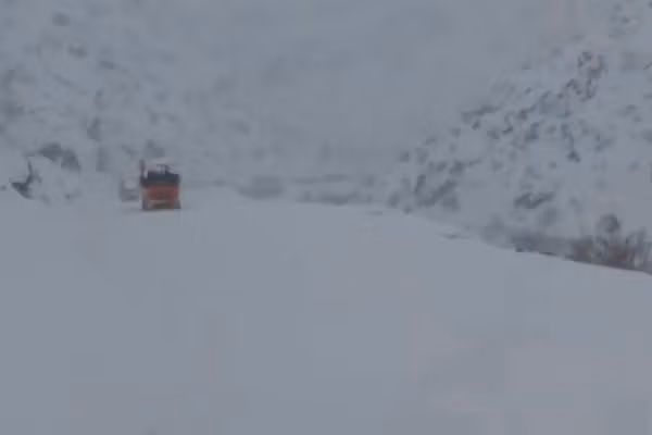 په سالنګ کې د یوه هوټل او څو هټیو د چت پرېوتو پېښه کې دوه کسه مړه او ۱۲ نور ټپيان شوي