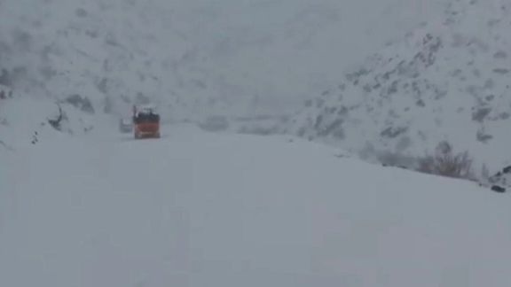 په سالنګ کې د یوه هوټل او څو هټیو د چت پرېوتو پېښه کې دوه کسه مړه او ۱۲ نور ټپيان شوي