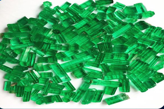 طالبان وايي، د څه باندې دوه میلیونو ډالرو په ارزښت يې د پنجشیر زمرد پلورلي دي