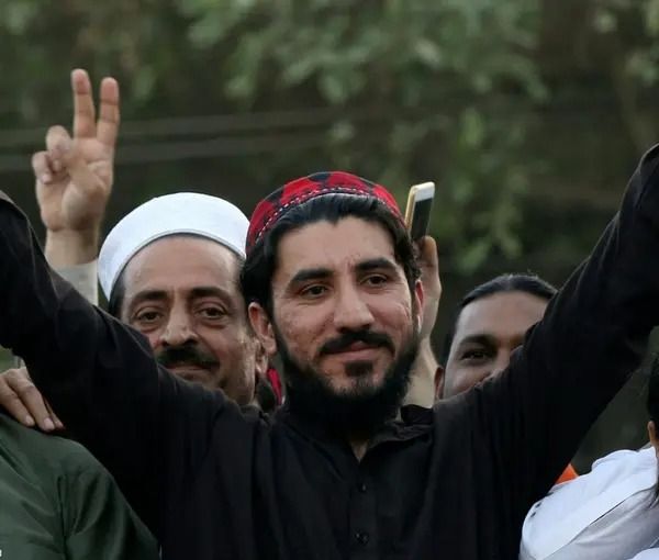 منظور پشتین: معادن افغانستان به آسانی وارد پاکستان می‌شوند و مهاجران و بیمارهایش به دشواری