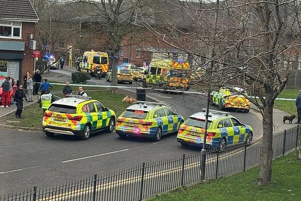 په برېتانیا کې یو افغان د روغتون په انتظارخونه کې پر پنځو کسانو برید کړی