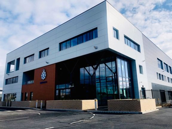 سه مرد در بریتانیا به اتهام تجاوز بر یک زن محکمه میشوند