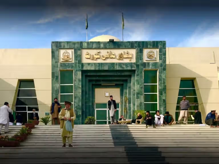 محكمة بيشاور العليا تأمر بالإفراج عن أفغاني متزوج من مواطنة باكستانية