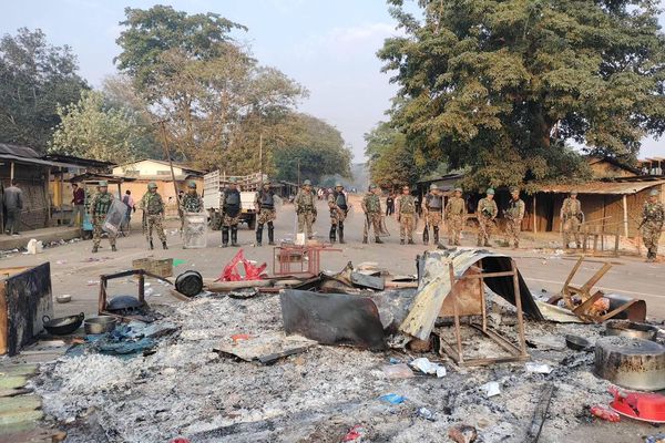 د هند په اسام ایالت کې د پولیسو او لاریونوالو ترمنځ نښته کې ۲ کسان وژل شوي