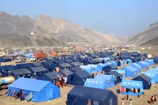 طالبان وایي ننګرهار کې یې پر نږدې ۳۰۰ راستنو شویو کډوالو کورنیو استوګنیزې نمرې وېشلې دي