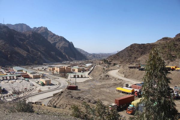 پاکستان تورخم ترمینل ته پر داخلېدونکو موټرو نوي فیسونه ولګول