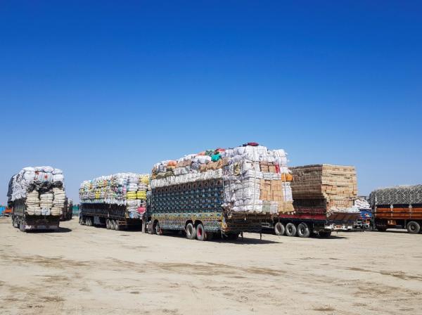 اکسپرس تریبون: بستن مرز چمن ۵۰ هزار نفر را بیکار کرد، مالکان لاری‌ها اعتصاب کردند