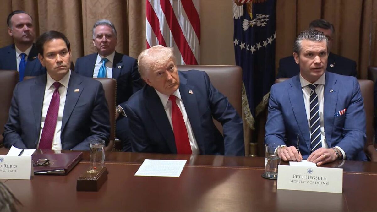 ډونالډ ټرمپ وایي چې امریکا د چین له امله افغانستان ته د ستنېدو پلان لري 